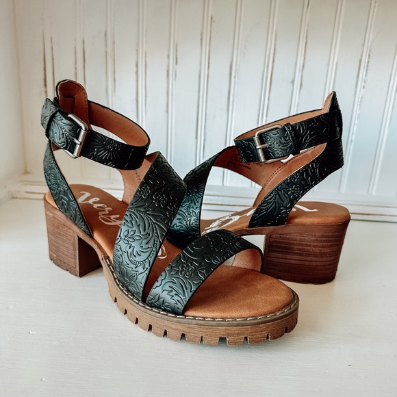 NIB Very G Stephanie Black Tooled Vegan Leather Strappy Heeled Sandals - Picture 5 of 5